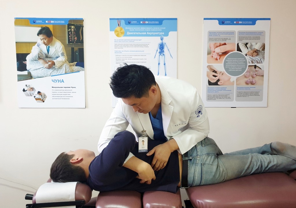 [사진설명] 자생한방병원 김하늘 국제진료센터장이 한방 진료소를 찾은 키르기스스탄 환자에게 추나요법을 실시하고 있다.jpg