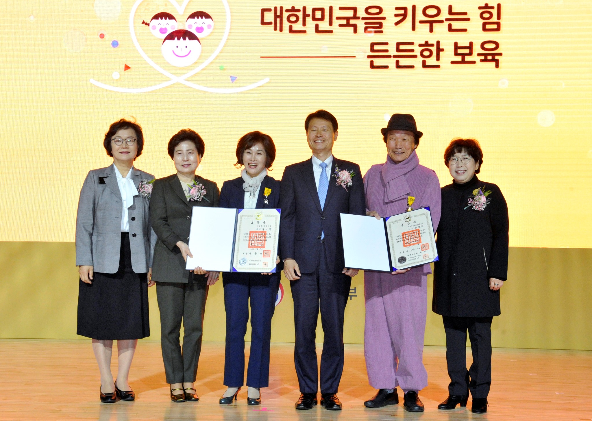 20191218-005 훈장증을 전수하고 기념촬영을 하고 있는 김강립 보건복지부 차관.jpg