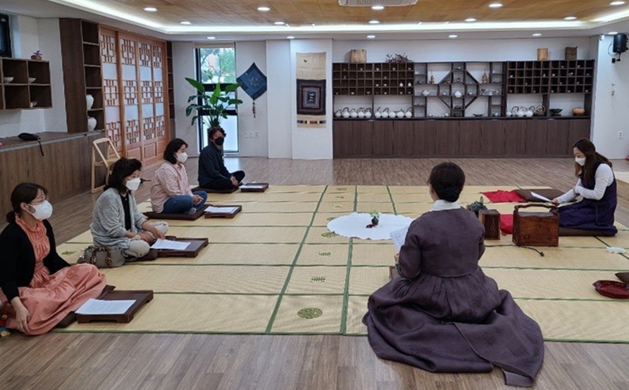 사진1.모명재 한국전통문화체험관에서 수강생들이 생활방역 수칙을 준수하며 차 제조와 행다례 수업.jpg