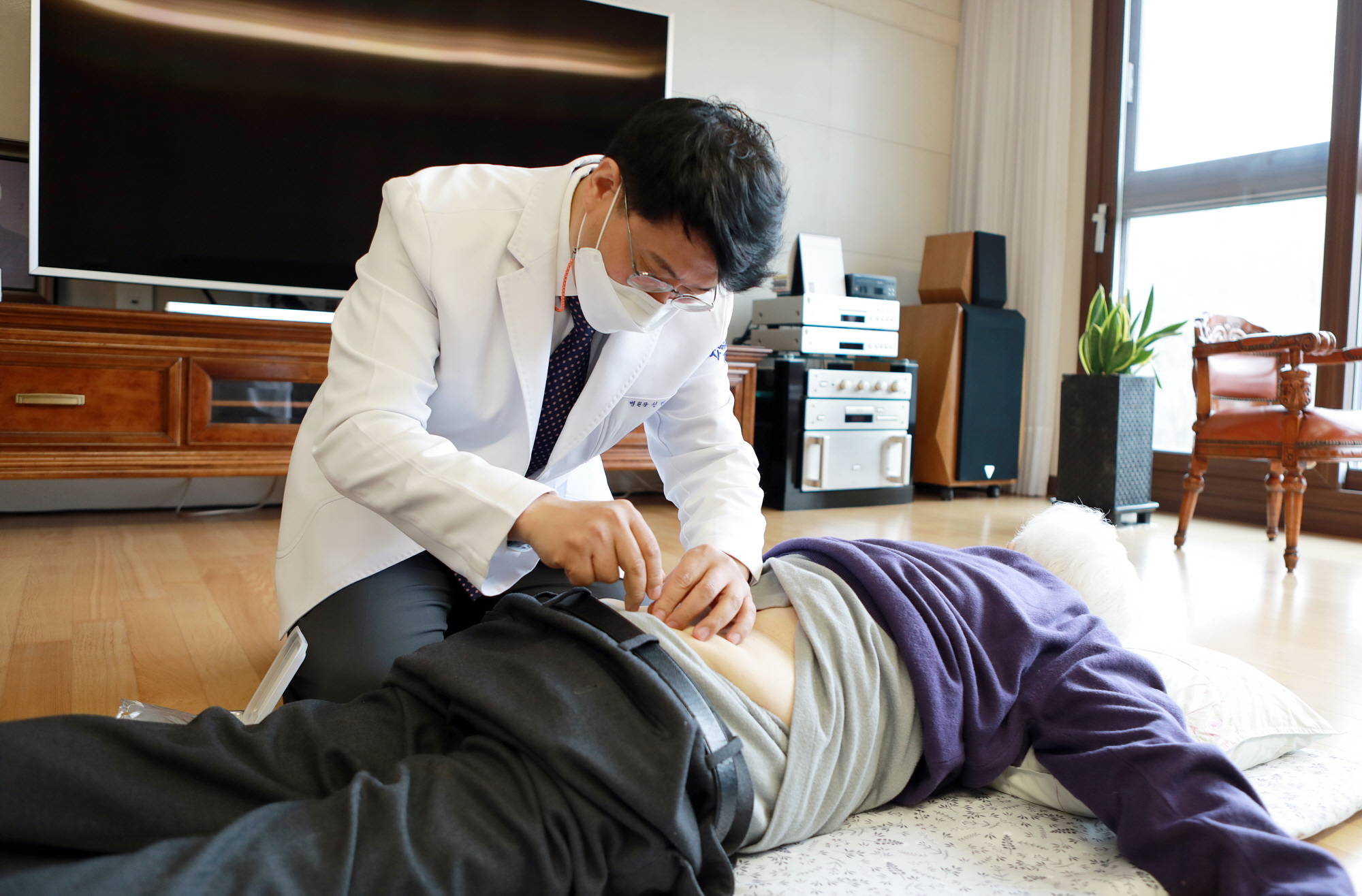 [사진설명] 자생의료재단 신민식 사회공헌위원장이 승병일 애국지사에게 침치료를 실시하고 있다.JPG