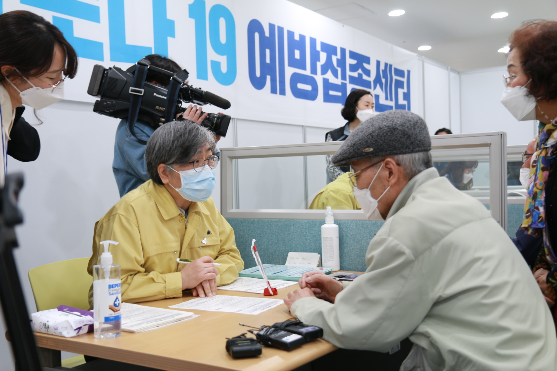 (0508)[세종특별자치시 예방접종센터 현장 방문] 코로나19 예방접종 전 어르신의 예진을 돕는 정은경 질병관리청장(3).jpg