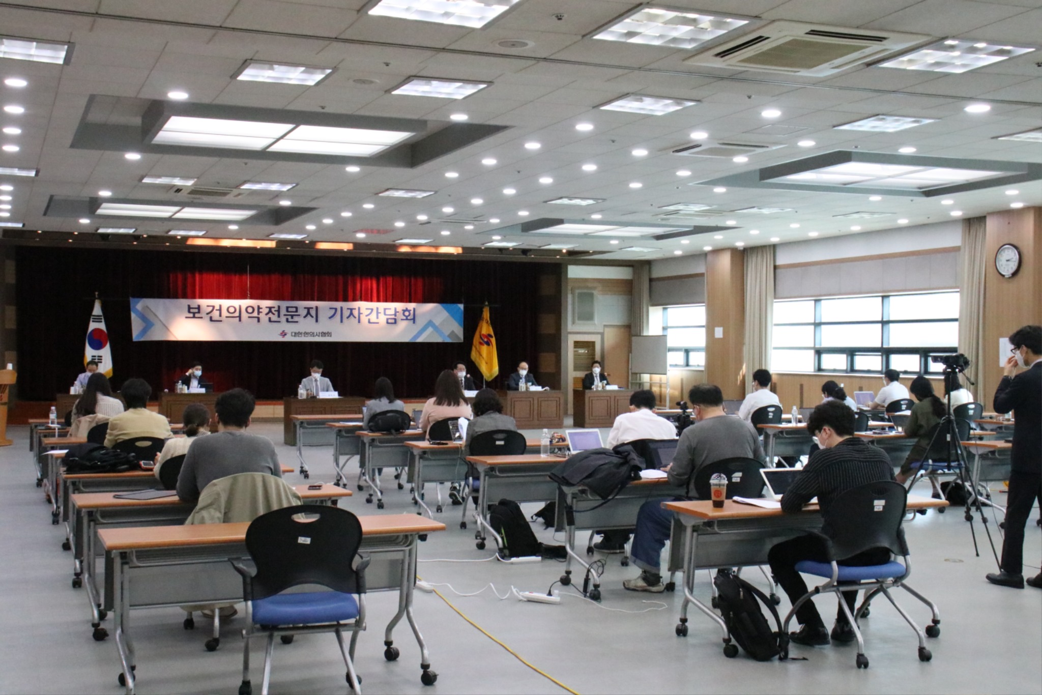 기자간담회 2면.JPG