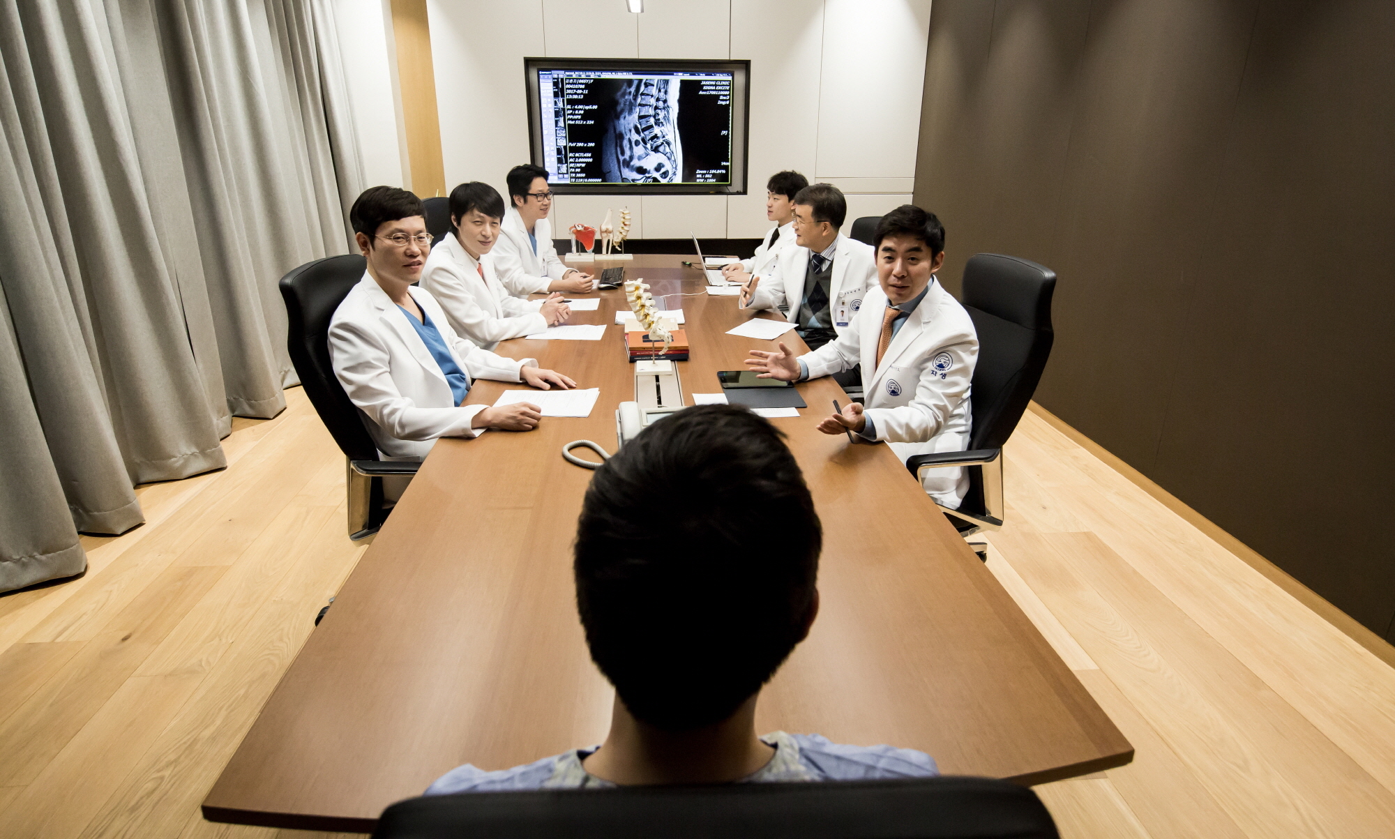 [사진설명] 자생한방병원 의료진들이 척추 환자를 대상으로 동시 협진 ‘한자리 진료’를 실시하고 있다.jpg