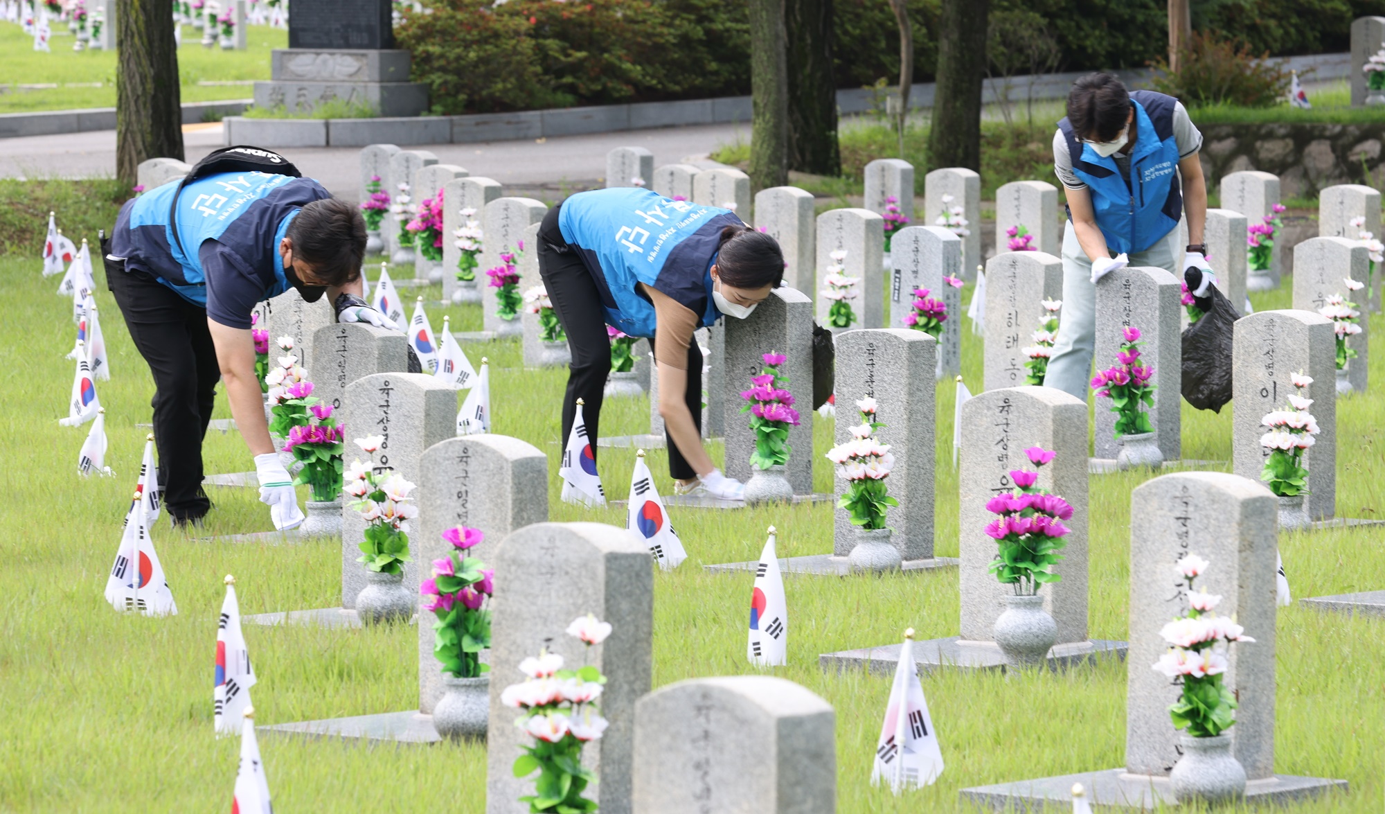 [사진설명] 자생의료재단 임직원과 자생봉사단이 28일 국립서울현충원을 찾아 봉사활동을 하고 있다.jpg