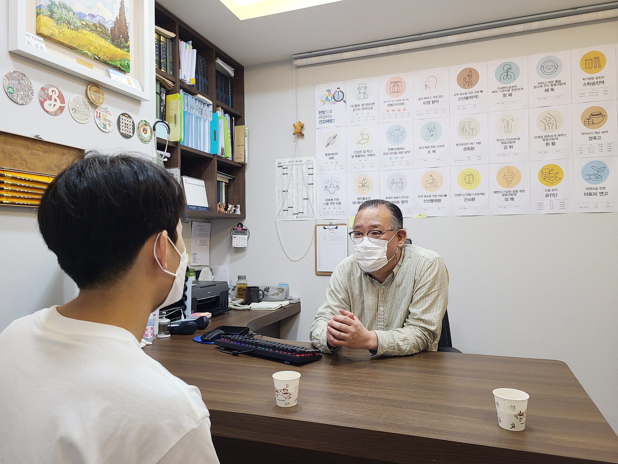 최윤용원장이 양천구 복지재단을 통해 장학금을 전달받은 한의대생을 만나 이야기 하고 있다..jpg