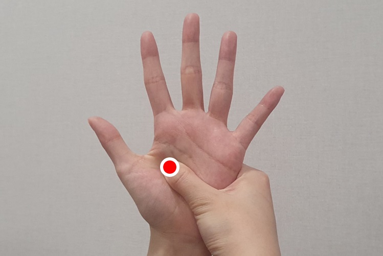 [사진설명] 소화기를 편하게 하는 노궁혈 지압.jpg