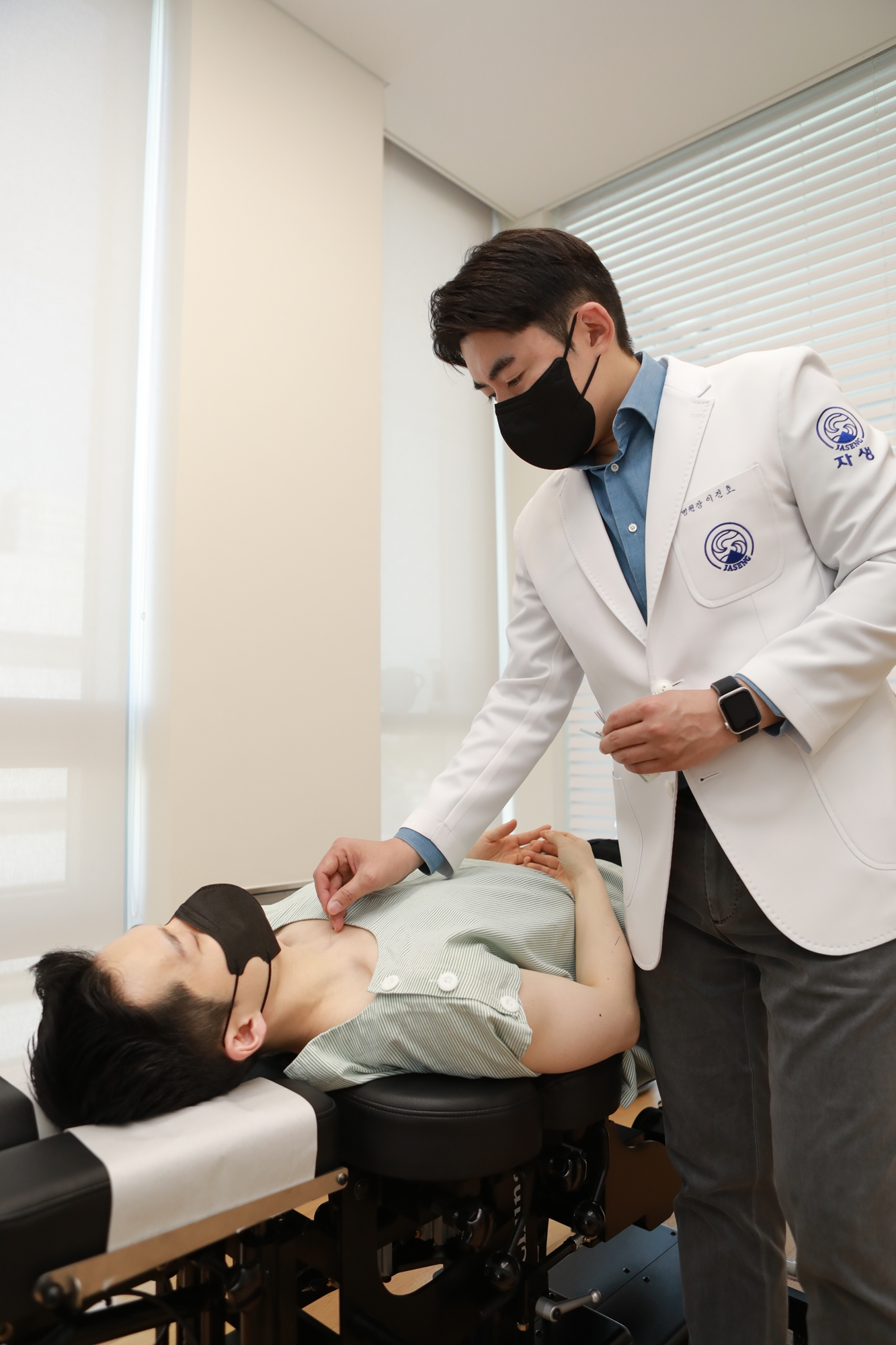 [사진설명] 자생한방병원 이진호 병원장이 코로나 회복 클리닉을 열고 환자를 치료하고 있다. 1.JPG