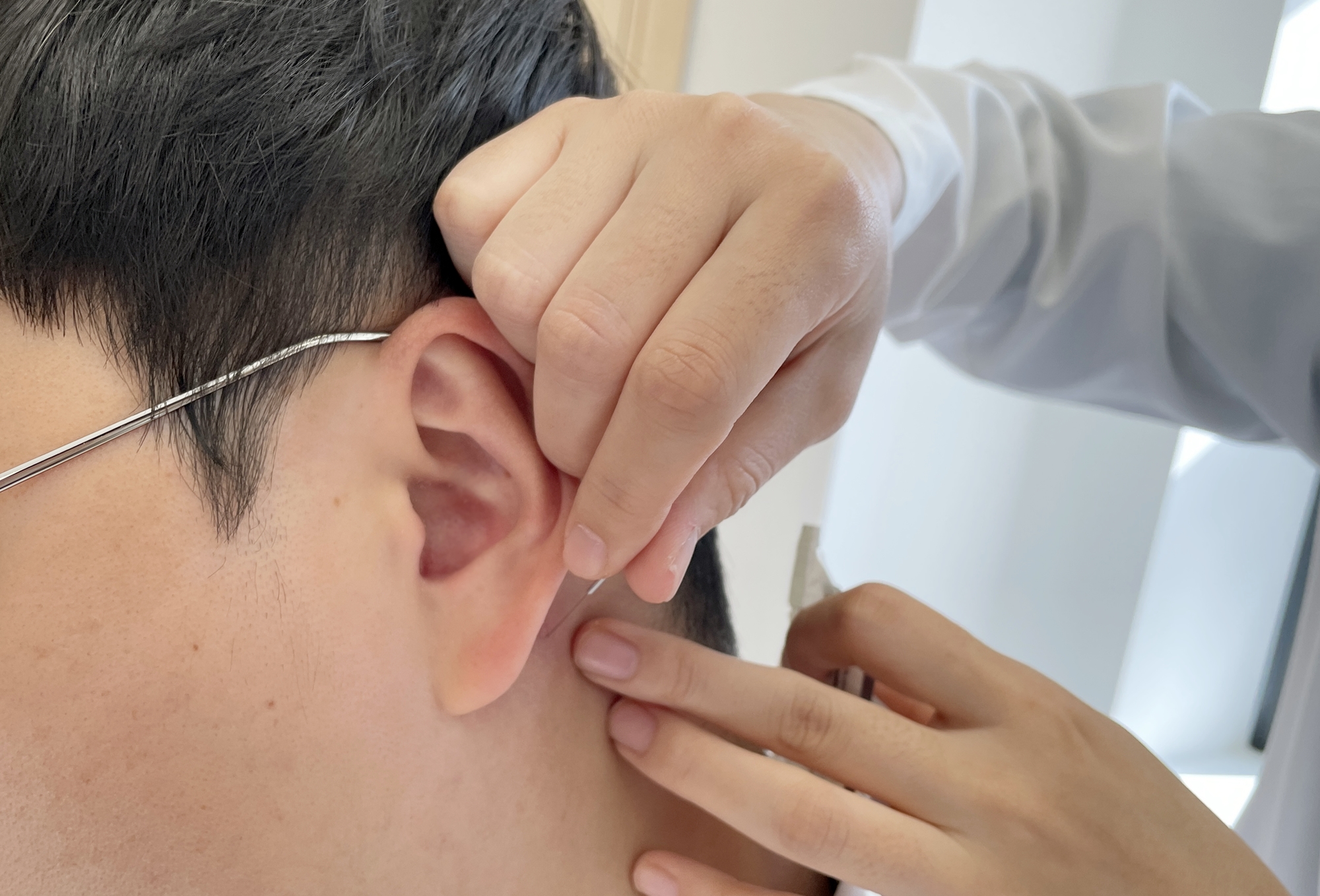 [사진설명] 자생한방병원 의료진이 허혈성 뇌졸중 환자에게 침치료를 하고 있다..jpg