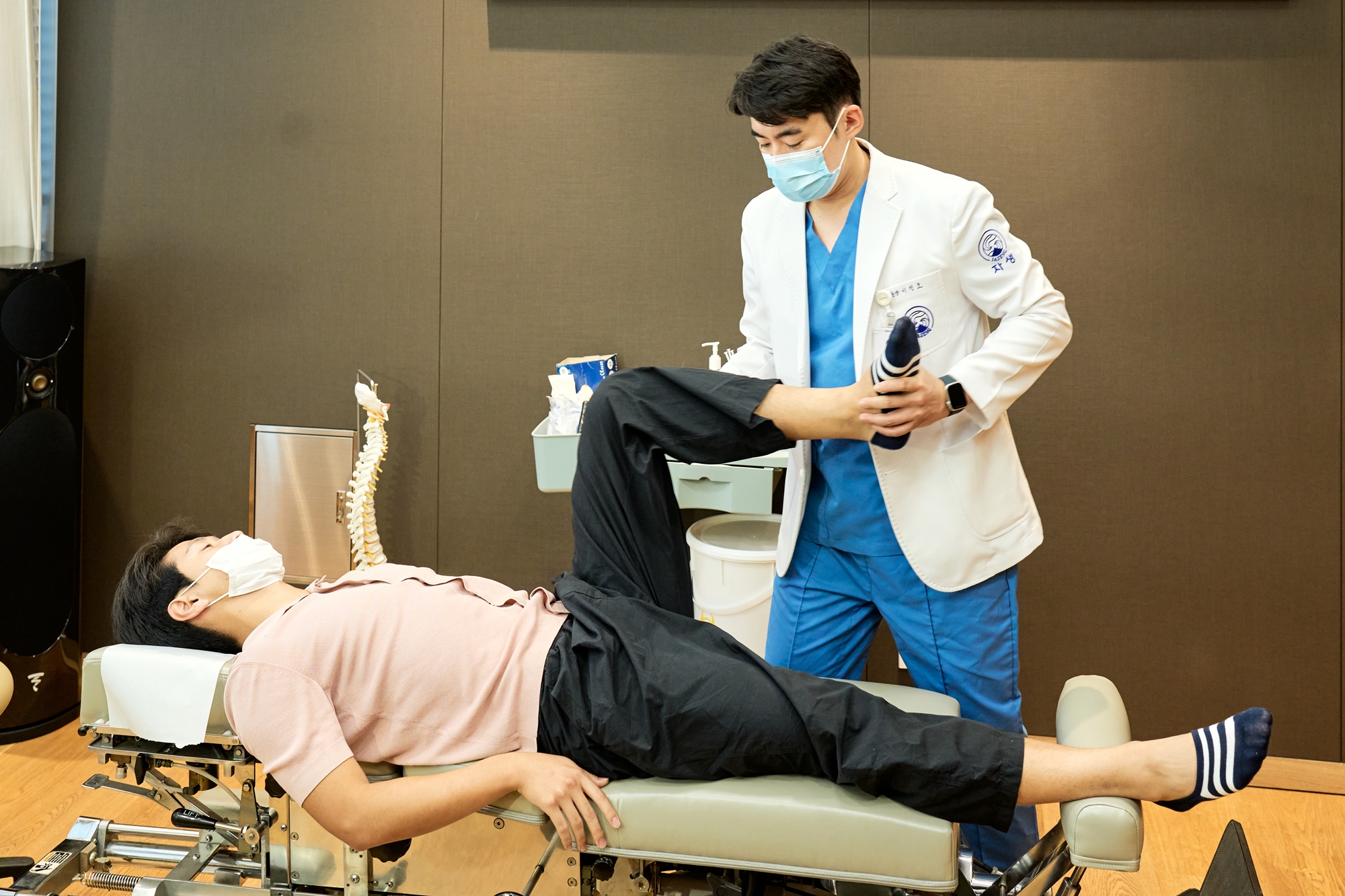 [사진설명] 자생한방병원 이진호 병원장이 이강인 선수에게 추나요법을 실시하고 있다.jpg