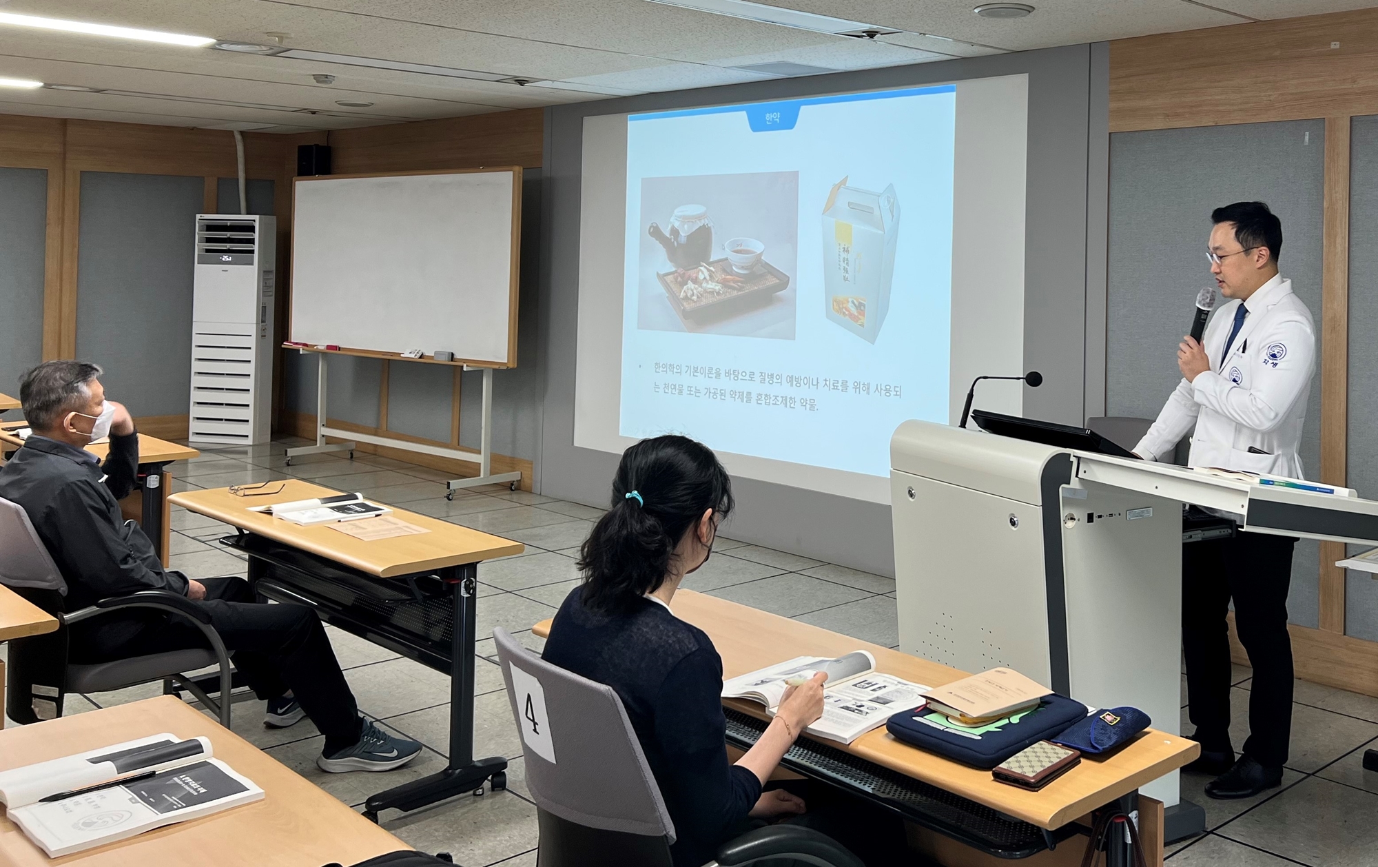 [사진설명] 대구자생한방병원 주환수 원장이 대구광역시 공무원들에게 한의학 강연을 진행하고 있다.2.jpeg
