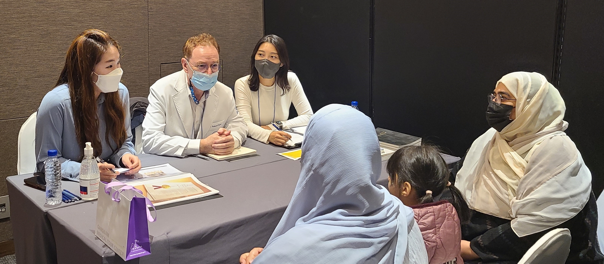 [사진설명] 자생한방병원 국제진료센터 라이문트 로이어 원장이 중동지역 의료관광객에게 한의학 의료상담을 진행하고 있다..jpg