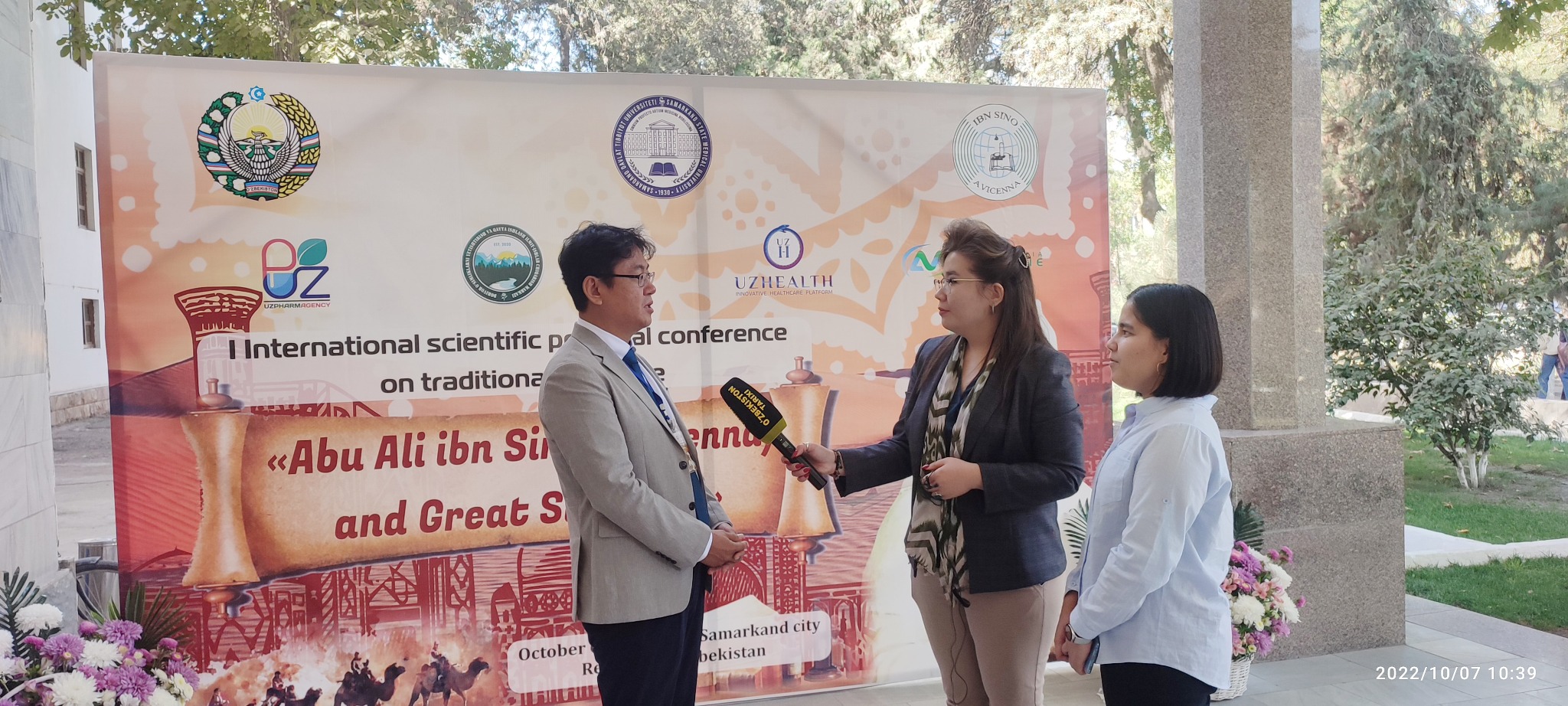 인터뷰를 통해 한국 한의학과 우즈베키스탄 전통의학 협력사업 설명.jpg