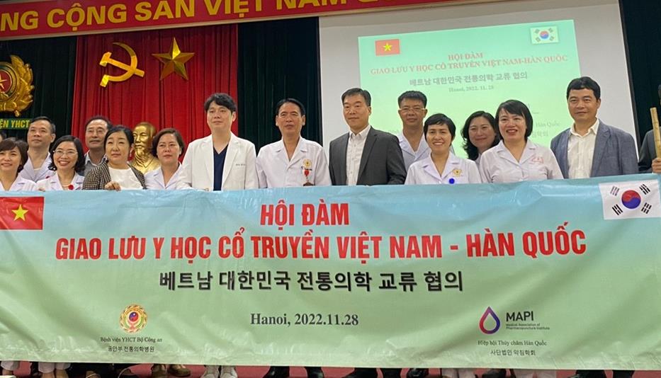 베트남 (전통의약국장 개별면담(가운데 회색정장부터 (사)약침학회 안병수 부회장, 베트남 전통의약국장 베트남 전통의약국 국장(능우옌 더 틴( NGUYỄN THẾ THỊNH)).jpg