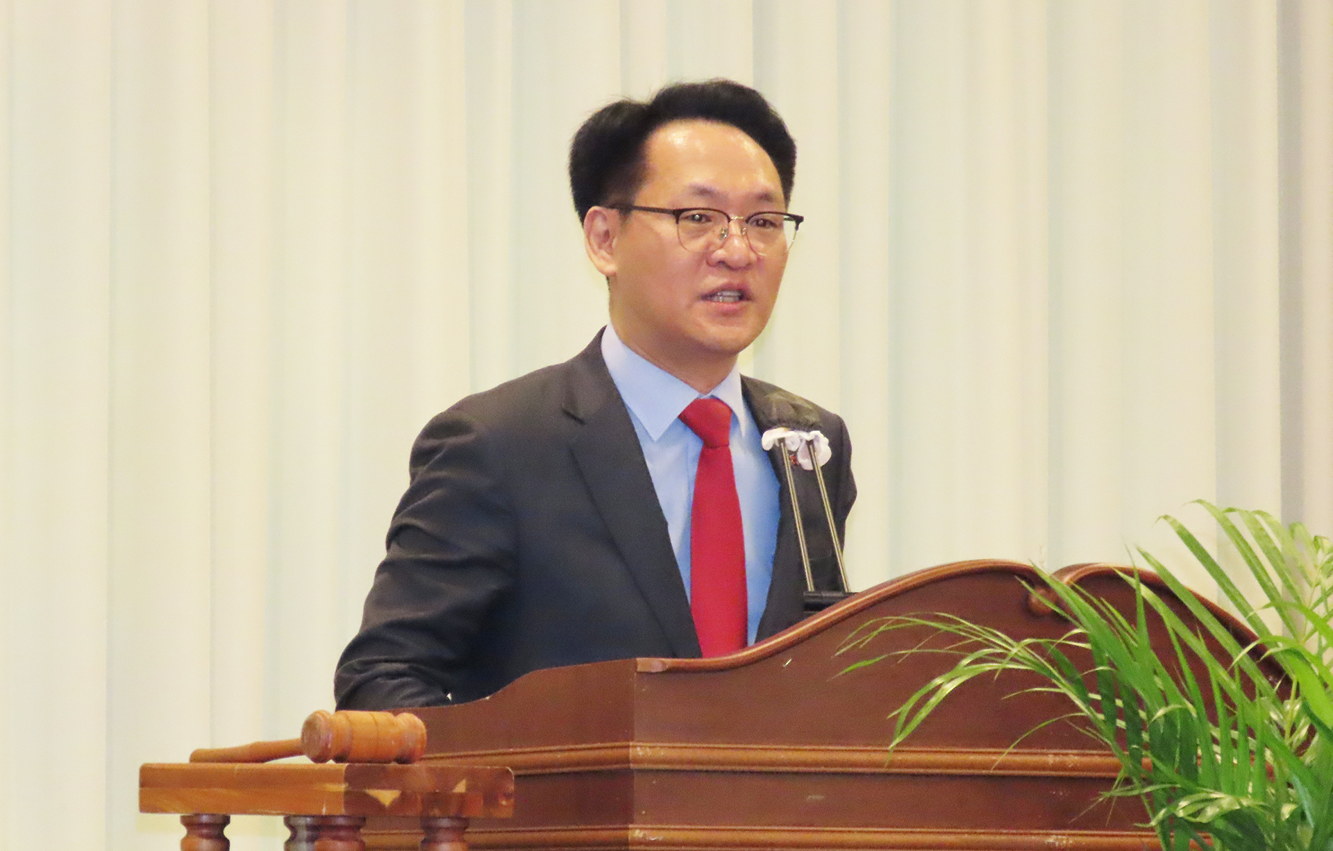 홍주의 회장.jpg