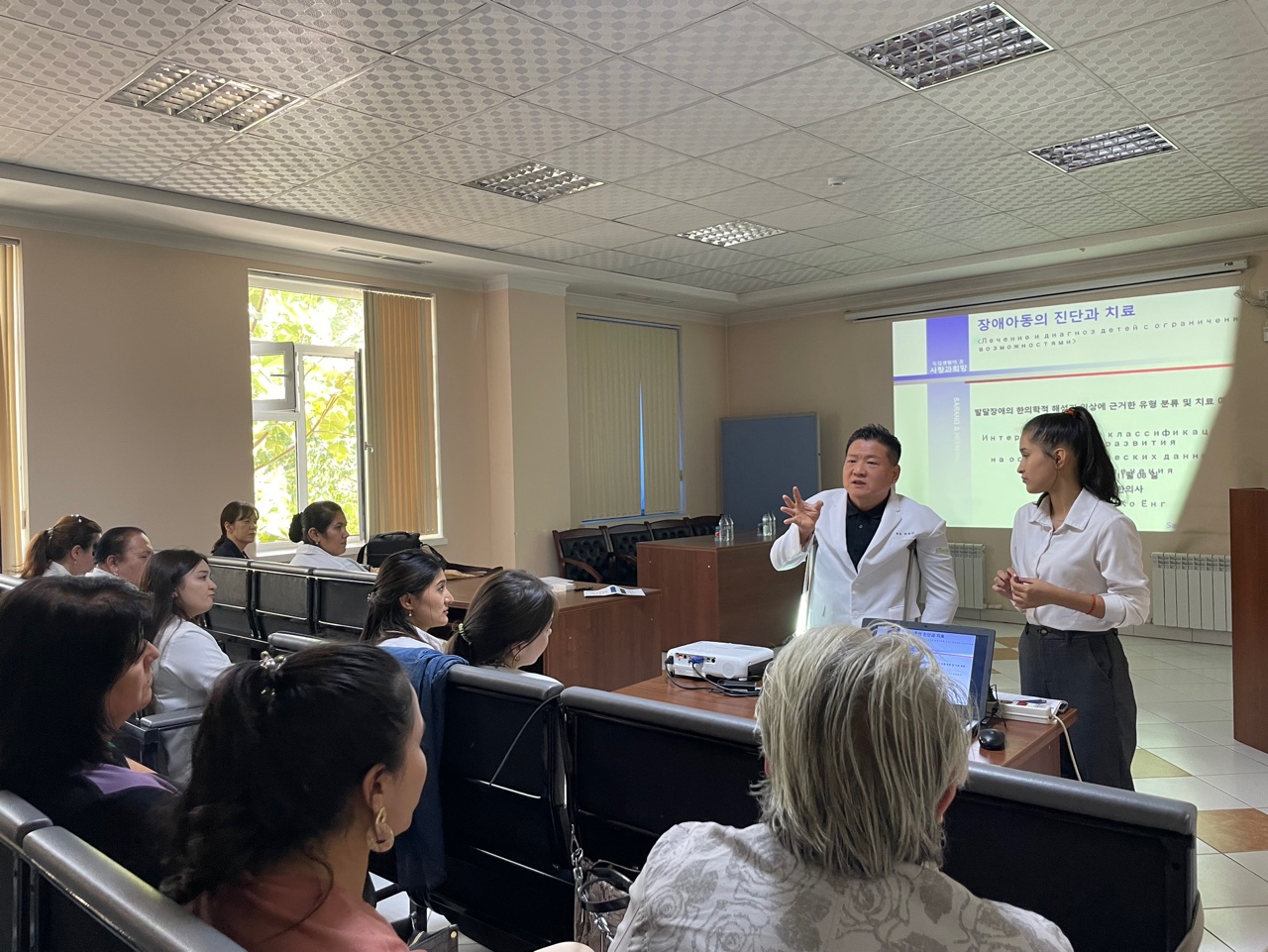 [사진설명] 허영진 한의사의 장애 아동 강의 및 진료.jpg