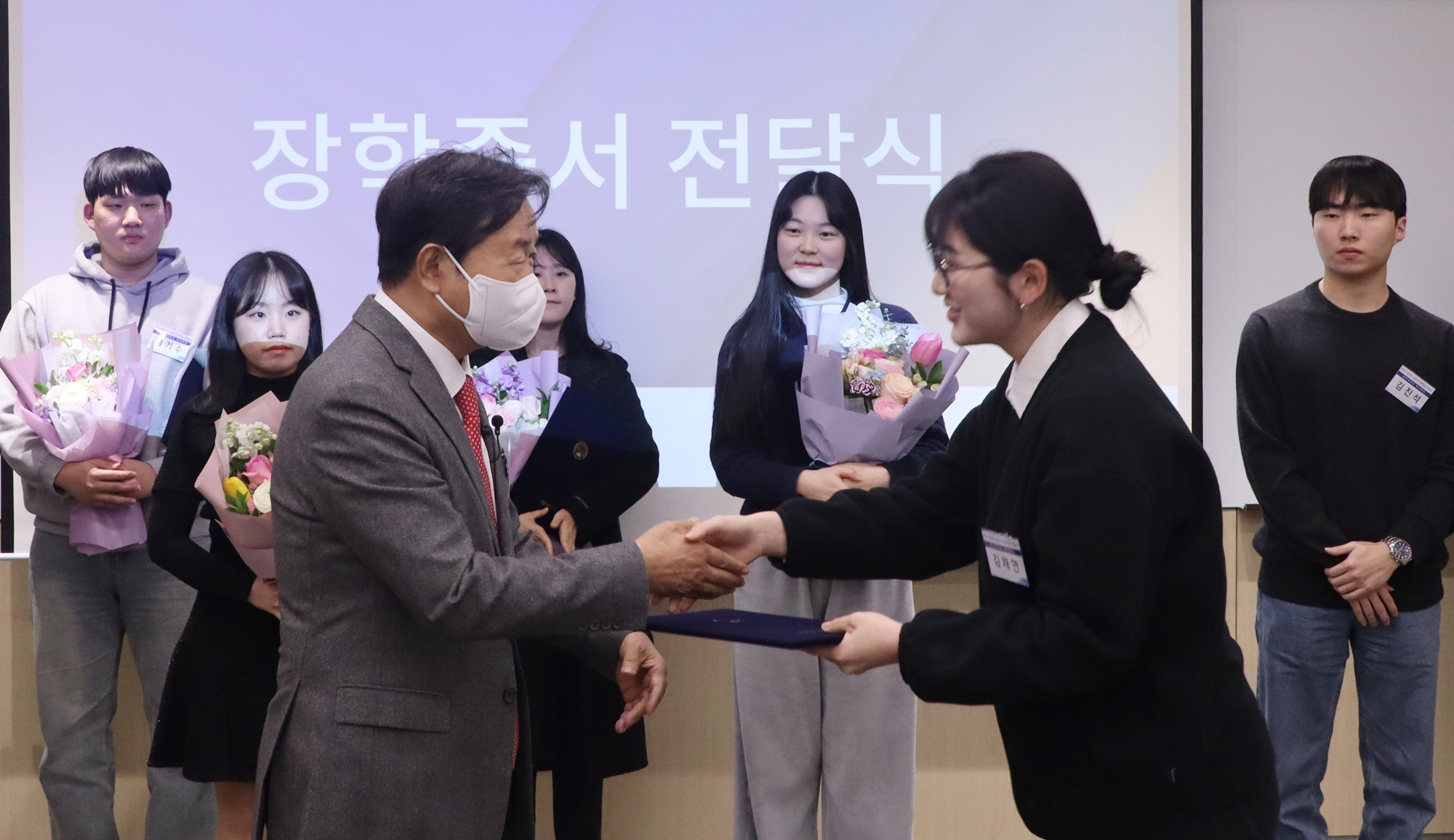 [사진설명] 자생한방병원 설립자 신준식 박사가 ‘자생 신준식 장학금’ 장학생에게 장학금과 장학증서를 전달하고 있다.jpeg