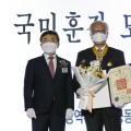 보건의날 기념식 ‘국민훈장 모란장’에 이윤성 국시원장 수훈