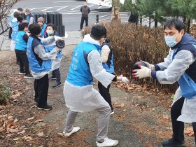 자생의료재단, 강남구 달터마을에 연탄 1000장 전달