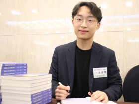 “소설에서 ‘옅은 미소’ 하나 건져 가면 좋겠어요”