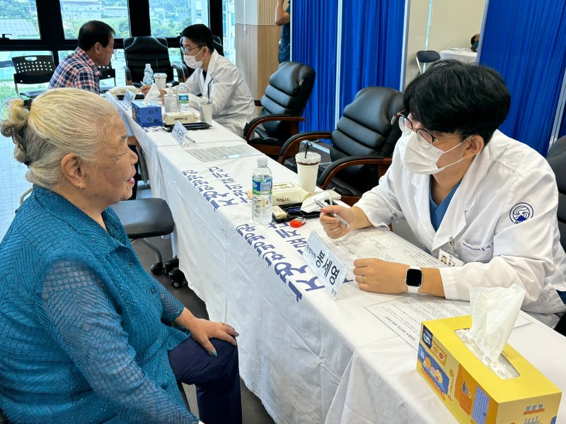 [사진설명] 자생한방병원 의료진이 전북 임실군 내 어르신들에게 의료봉사활동을 진행하고 있다2.jpg