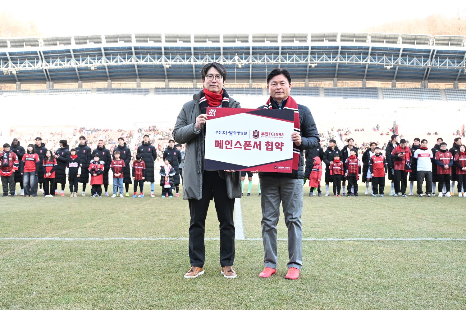 [사진설명] 부천자생한방병원 하인혁 병원장(왼쪽)이 부천FC 조용익(부천시장) 구단주와 함께 업무협약식 후 기념촬영을 하고 있다.jpg