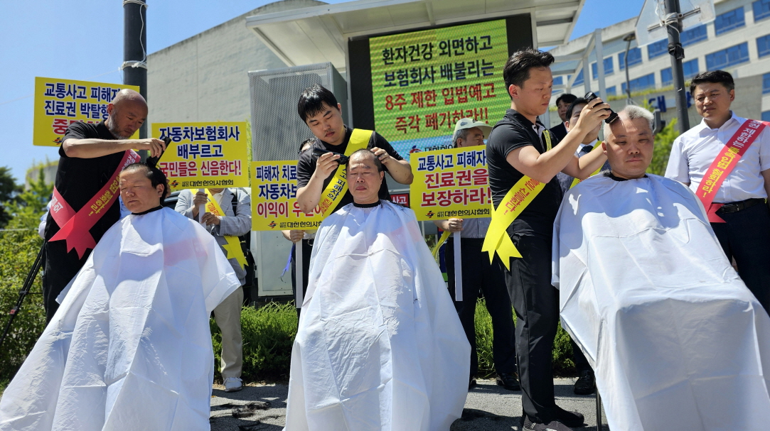 왼쪽부터 삭발하는 정유옹 대한한의사협회 수석부회장, 서만선 TF위원장, 박용연 대전광역시한의사회 보험이사.jpg