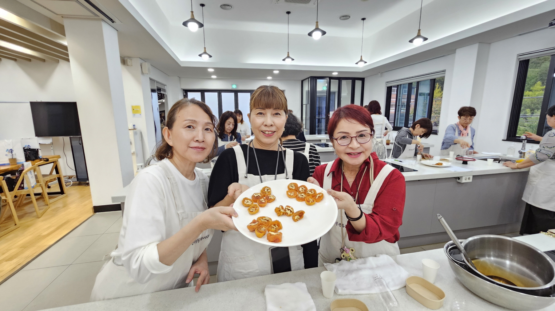 사진3.수성구, 일본인 대상 ‘글로벌 한방스쿨 1기 전문코스’ 성공적 마무리_한방 다식 만들기.jpg