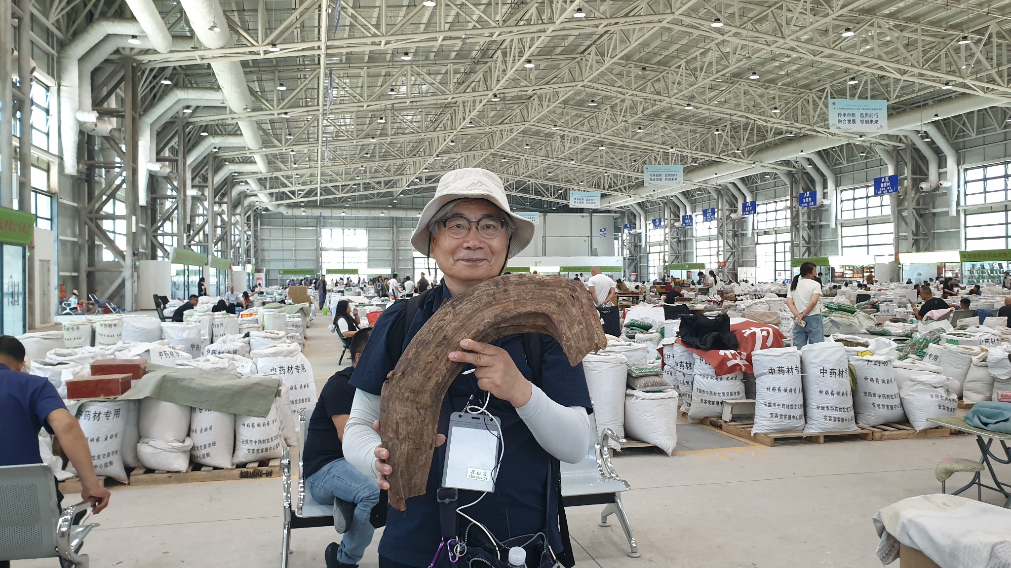 사진 7 계혈등 줄기를 들고 기념사진을 촬영 중인 필자 20250622_095756 &copy박종철.jpg