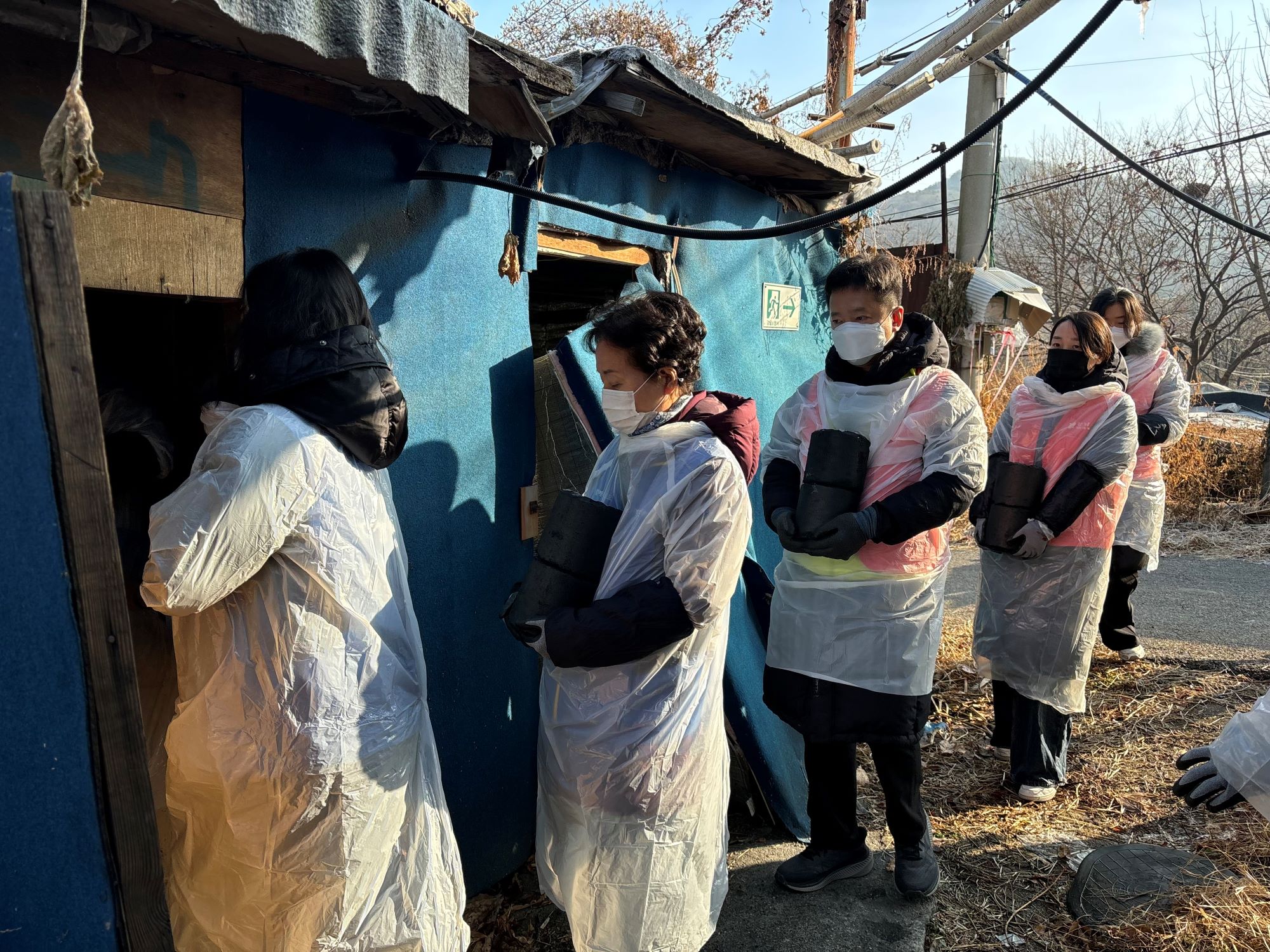 자생한방병원 “연탄으로 겨울철 온정 이어가”