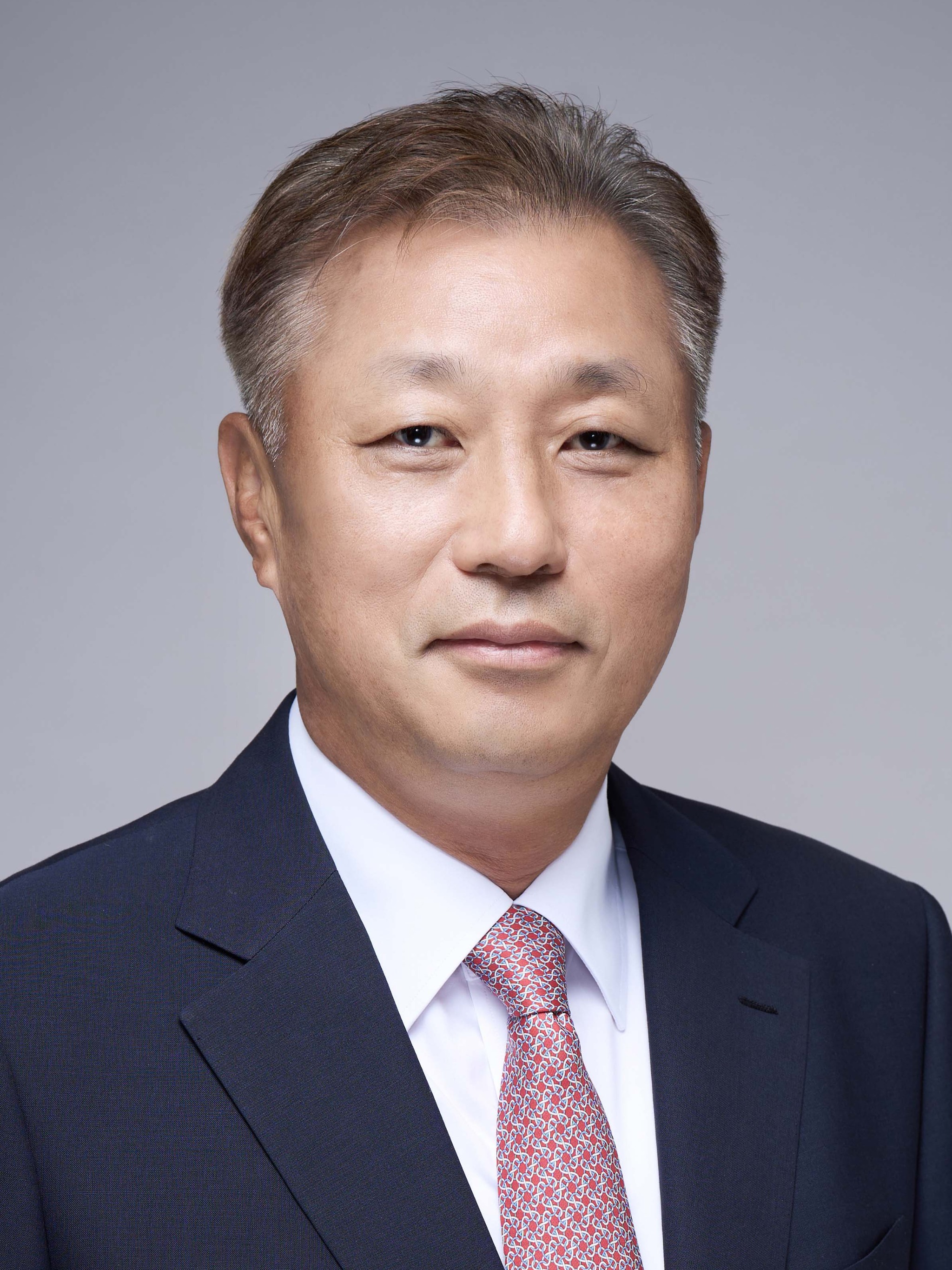 강중구 원장님 반명함 사진.jpg