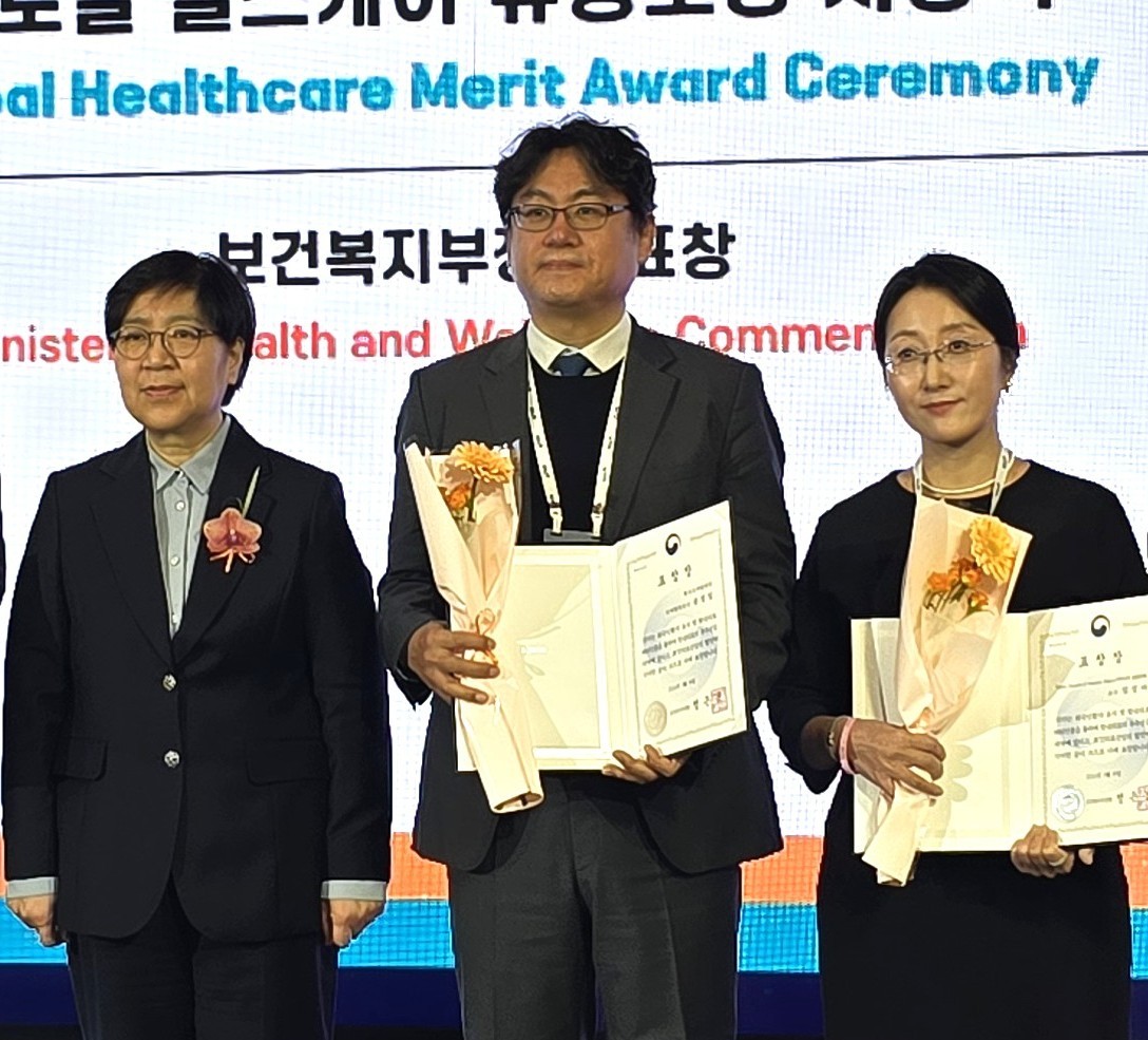 (좌측부터 정은경 장관, 송영일 원장, 엄정아 교수).jpg