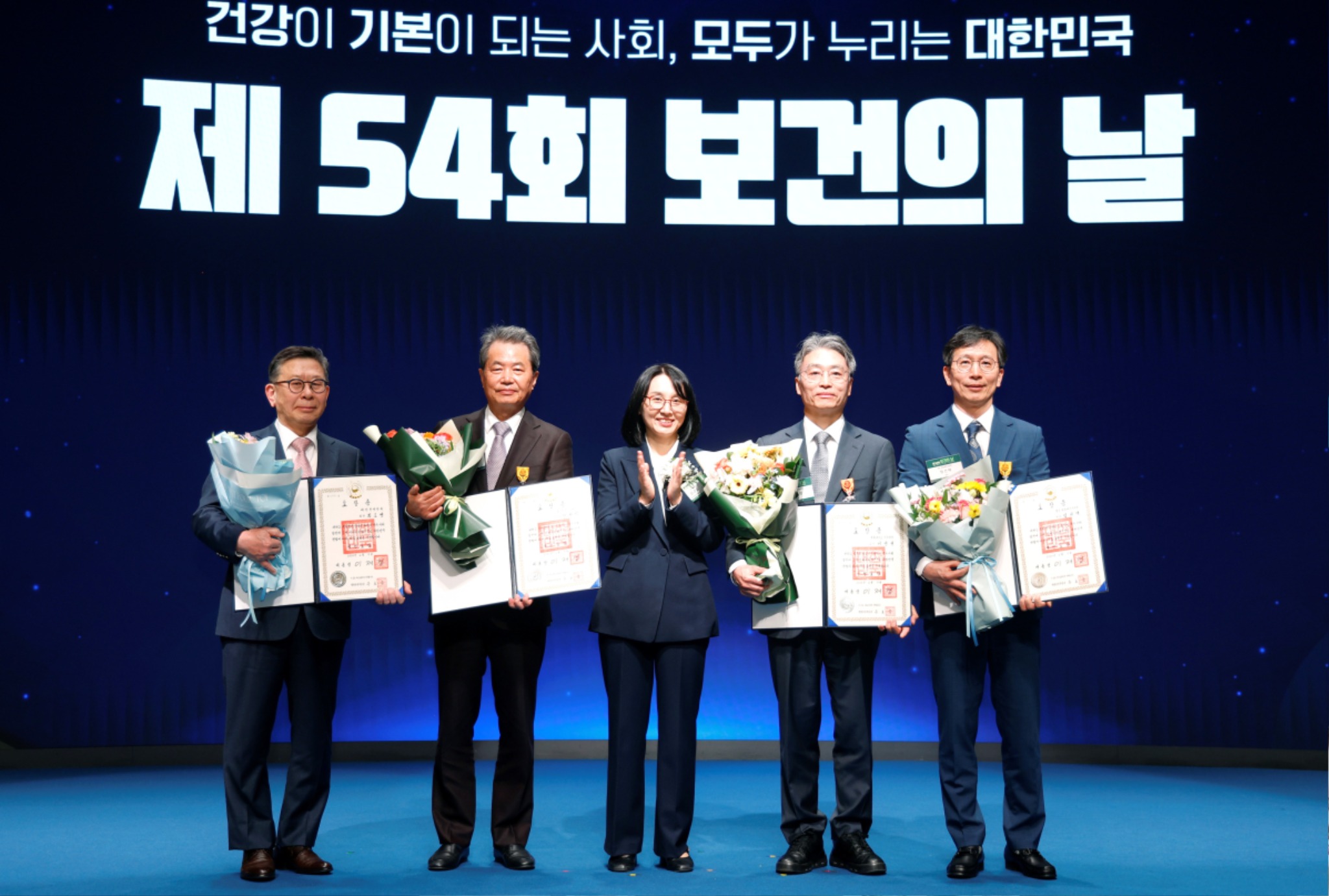 최도영 회장님 단체.jpg