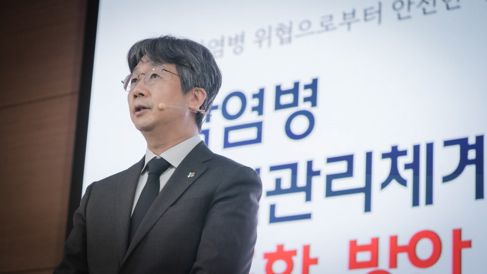 H2[질병관리청]_(사진)_임승관_청장,_감염병_위기관리체계_고도화_방안_브리핑_(06._10.)_브리핑_전_인사말하는_임승관_청장.jpg
