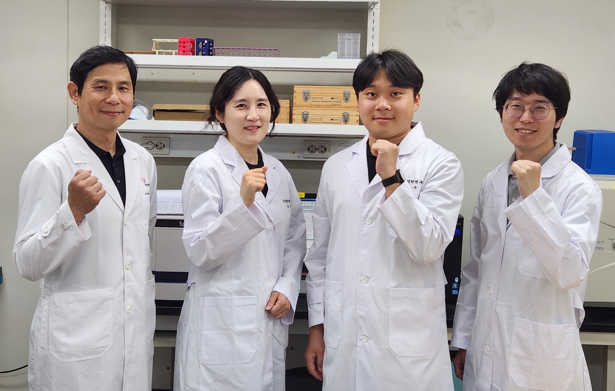 왼쪽부터 (한의학연) 이진무, 정미경 (충남대) 김상윤, 박상민.jpg