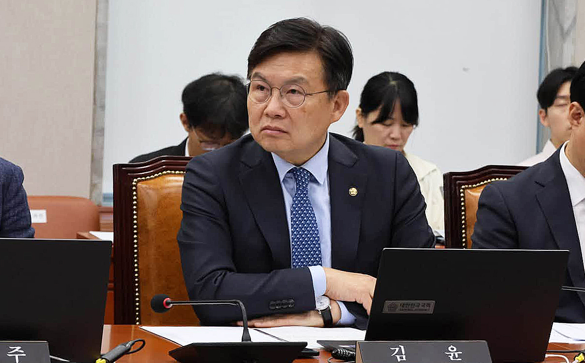 김윤.jpg