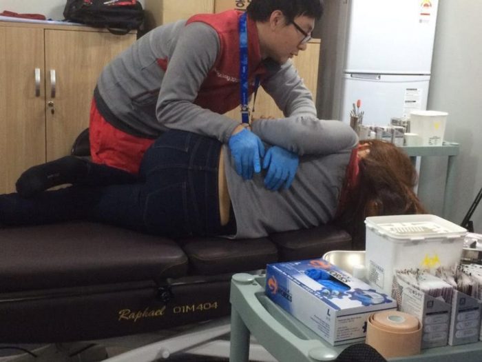 한의클리닉(미국 스피드 스케이팅 국가대표 선수가 한의 폴리클리닉에서 추나 치료를 받고 있다)