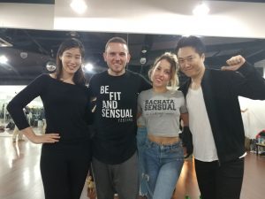 센슈얼바차타의 아버지, 어머니로 불리는 코르케 &amp; 주디스와 함께(맨 왼쪽이 이은 원장).