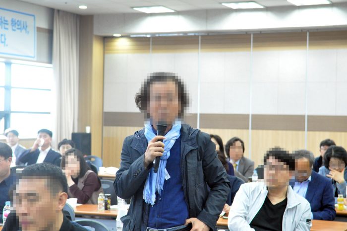 질의응답 시간에서 한 학부모가 질의를 하고 있다. 